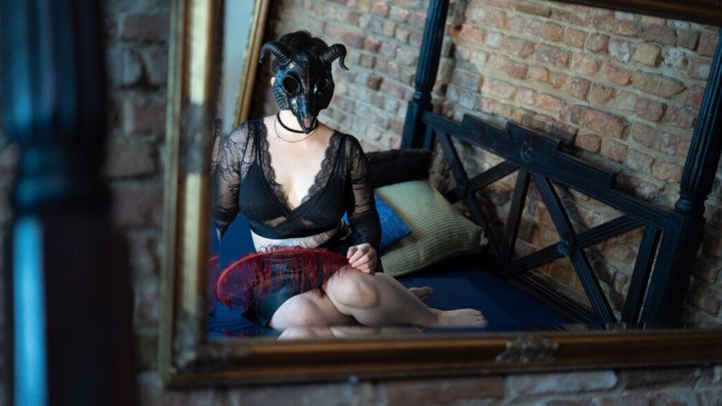 miss-fiona-kissing-–-dominastudio-lux-berlin