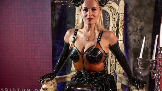 domina-fetish-zarin-im-schwarzwald