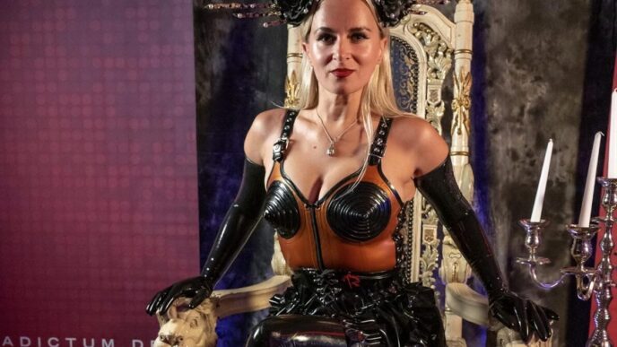 domina-fetish-zarin-im-schwarzwald